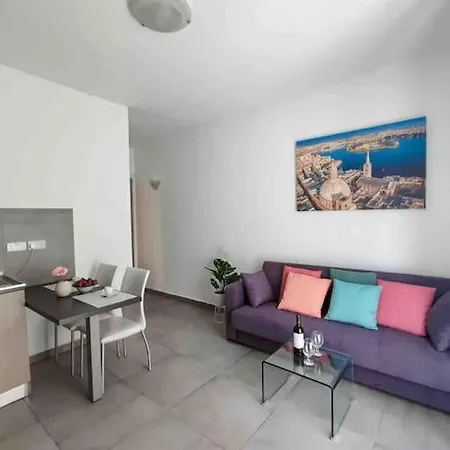 Centeraly Located Cozy In Gzira